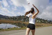 年轻女性慢跑图片素材