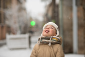 一个小男孩对第一场雪感到兴奋图片素材