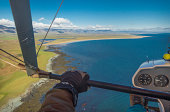 在隆湾海岸线悬挂滑翔机图片素材