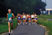 以年长男性为首的马拉松选手图片素材