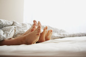 父母和儿子光着脚躺在床上图片素材