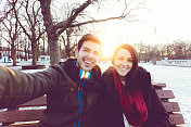 一对情侣在冬季公园自拍图片素材
