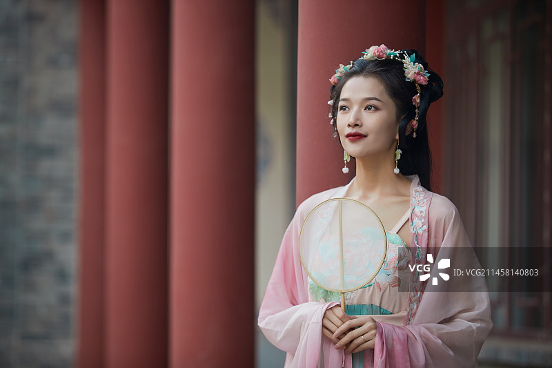 身穿中式传统唯美汉服的东方女性图片素材