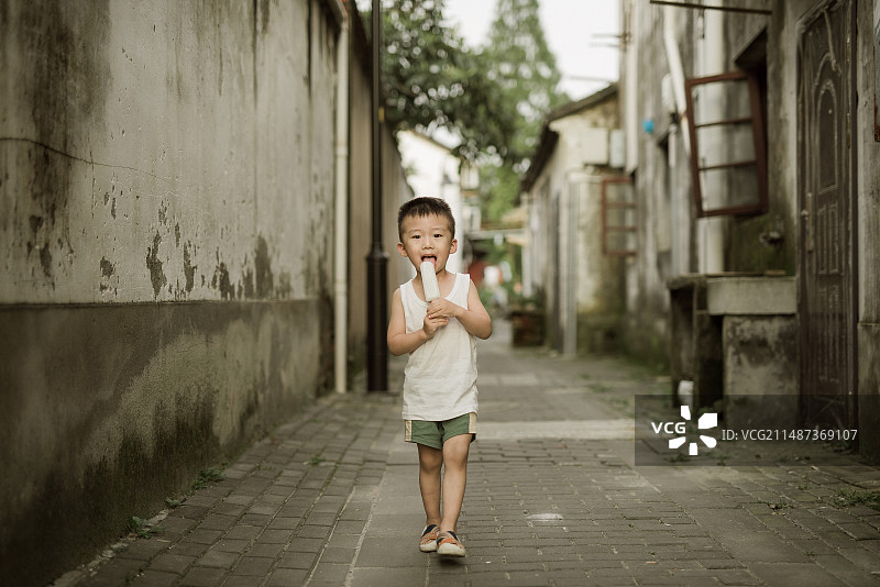 夏天小男孩在江南的小巷子里图片素材