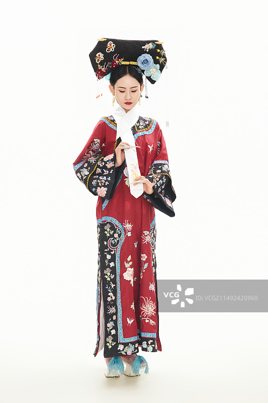 白色背景下穿着中国清朝宫廷服饰的少女图片素材