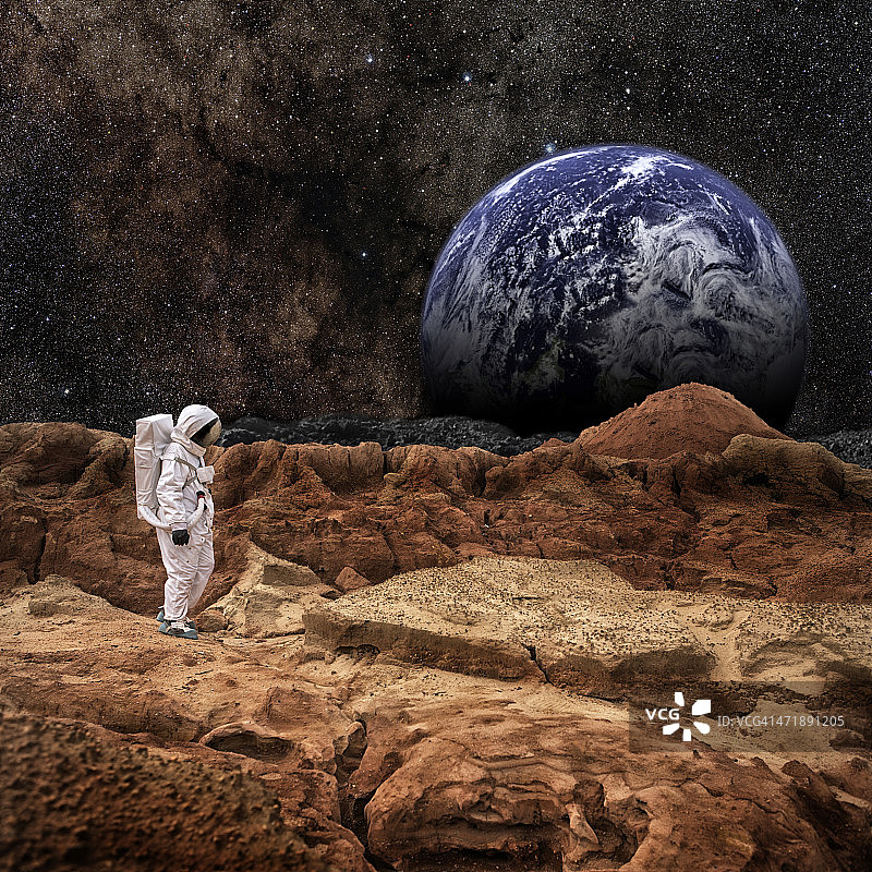 宇航员在火星或月球上行走图片素材