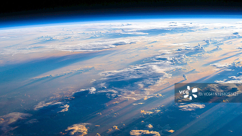 地球地平线上的云层图片素材