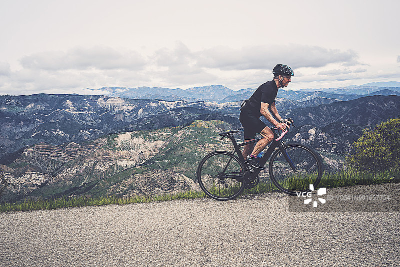 圣芭芭拉山上的資深自行車手圖片素材