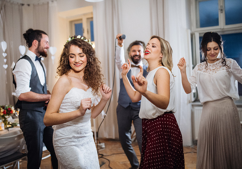 一位年輕的新娘和其他賓客在婚宴上跳舞圖片素材