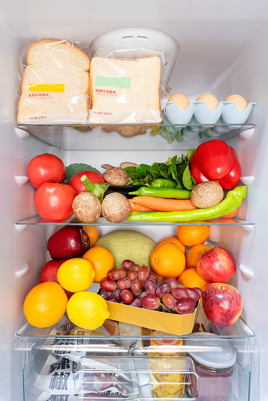 裝滿新鮮果蔬的冰箱圖片素材