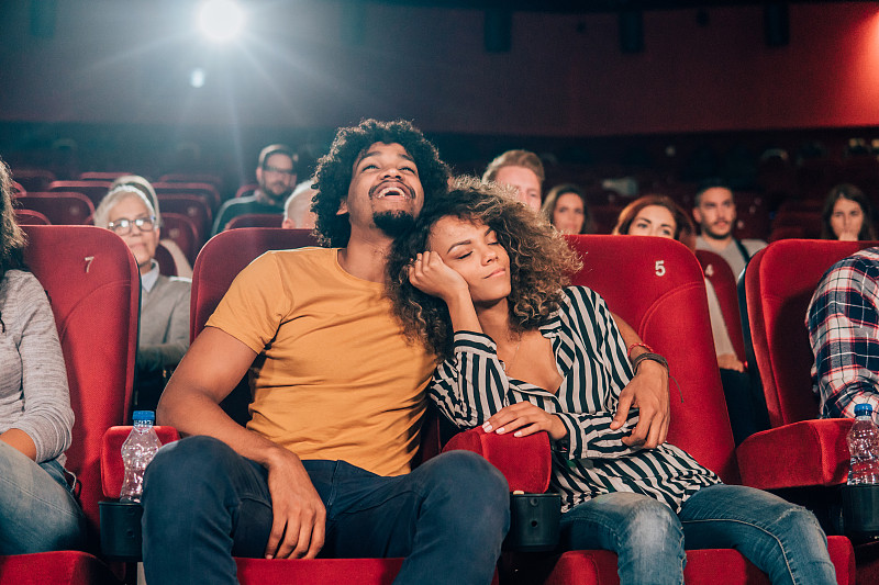 幸福的情侶在電影院圖片素材