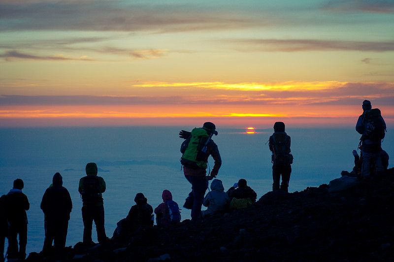 日本富士山山頂的登山者和日出圖片素材