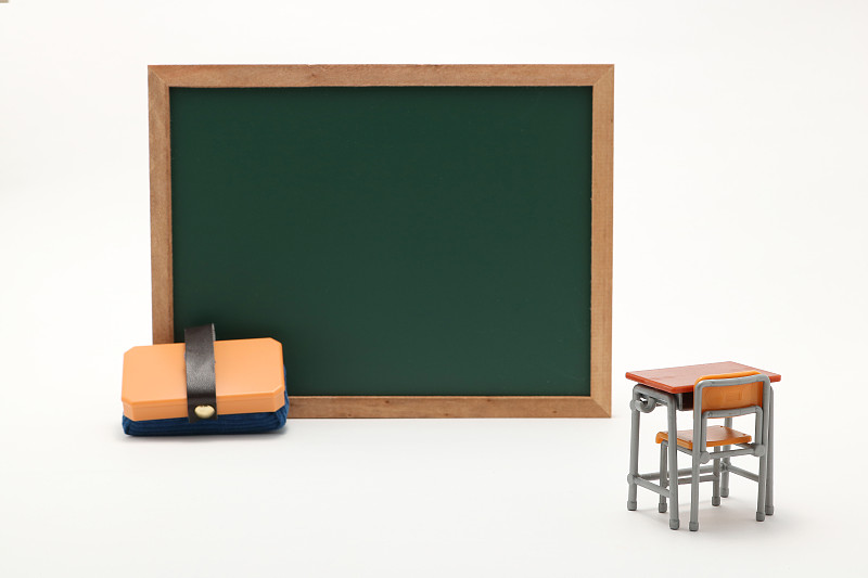 特寫的微型教室設備在白色的背景圖片素材
