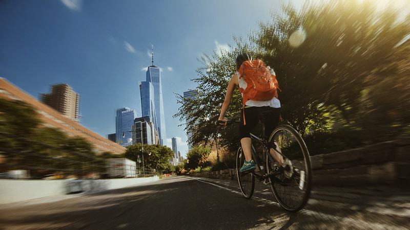 騎自行車:在紐約騎公路自行車的女人圖片素材
