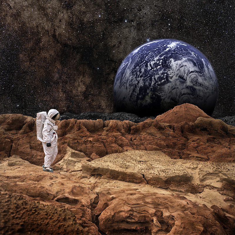 宇航员在火星或月球上行走图片下载