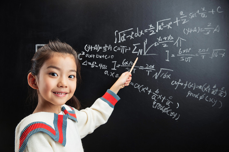 小女孩指著黑板上的數學題圖片素材