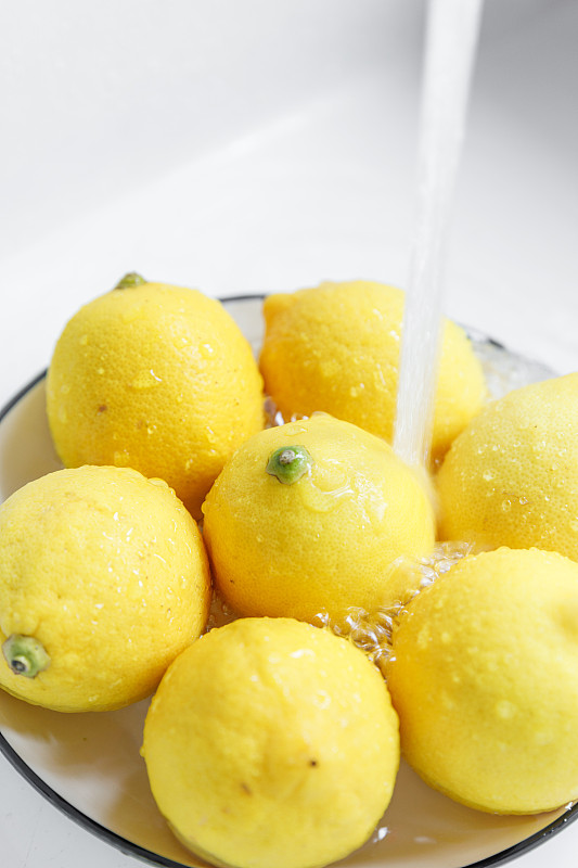 自來水沖洗檸檬圖片素材