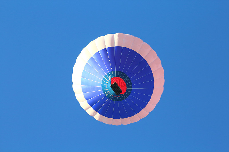 一個氣球在天空中飛行的低角度視圖圖片素材