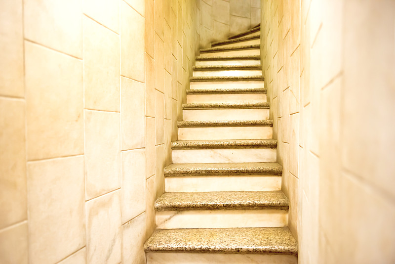 大理石墻壁之間的樓梯圖片素材