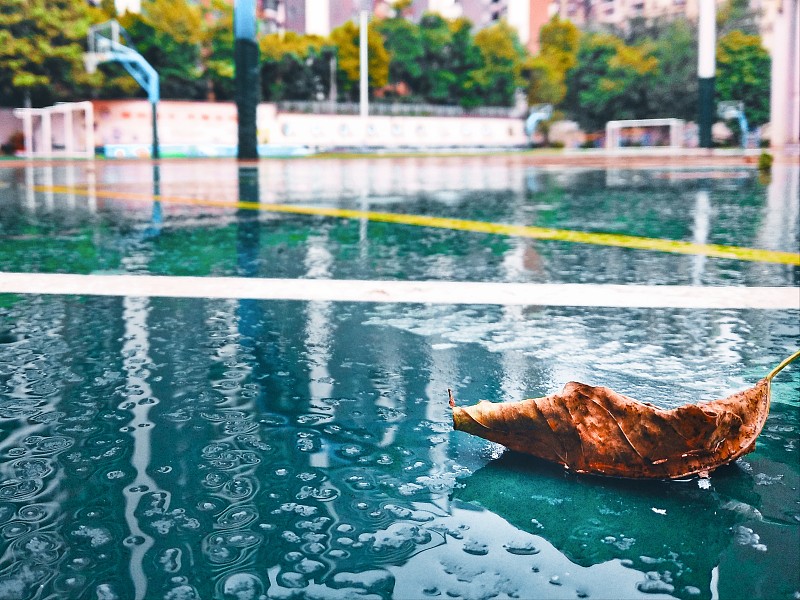 雨后的籃球場圖片素材