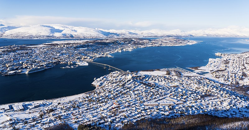 鳥瞰圖城市在海上對天空，特羅姆斯，挪威圖片素材