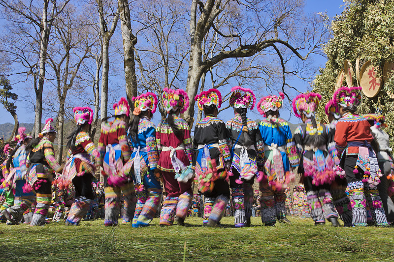 中國云南省楚雄，紅彝族女孩在傳統服裝舞蹈節上圖片素材