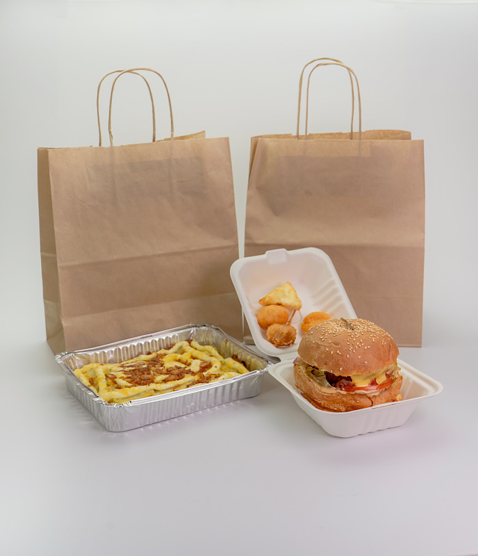 高角度的食物在紙袋上的白色背景圖片素材