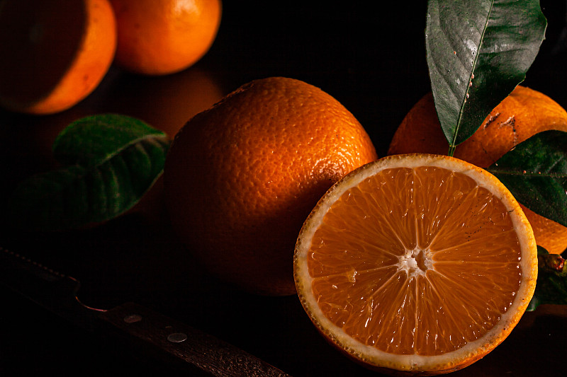 桌子上橘子水果的特寫圖片素材
