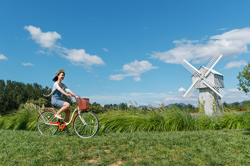 騎自行車的青年女人圖片素材