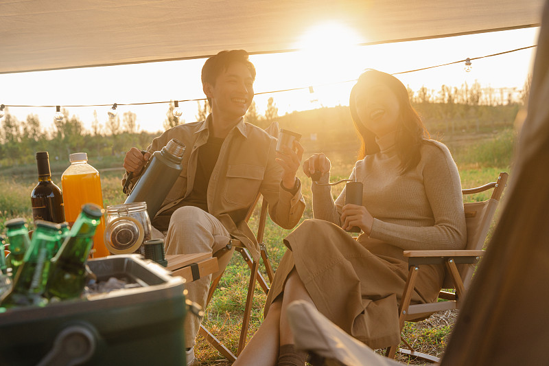 情侶在戶外露營地野餐圖片素材