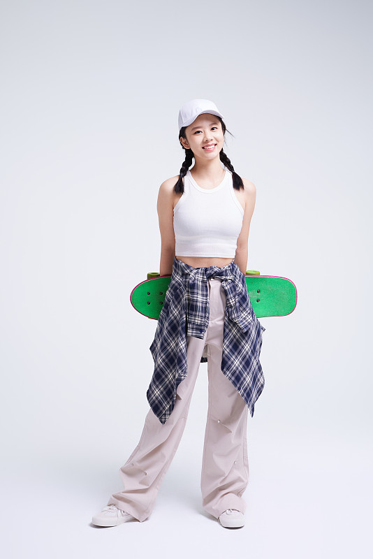 玩滑板的年轻亚洲女孩图片下载
