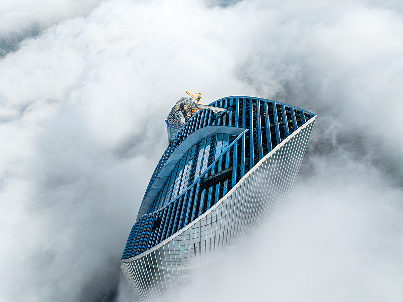 云雾中的苏州国际金融中心图片下载