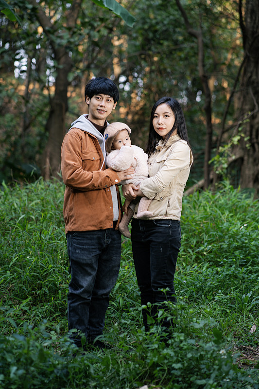 11个月的小宝宝和他的父母在山林里的合照图片下载