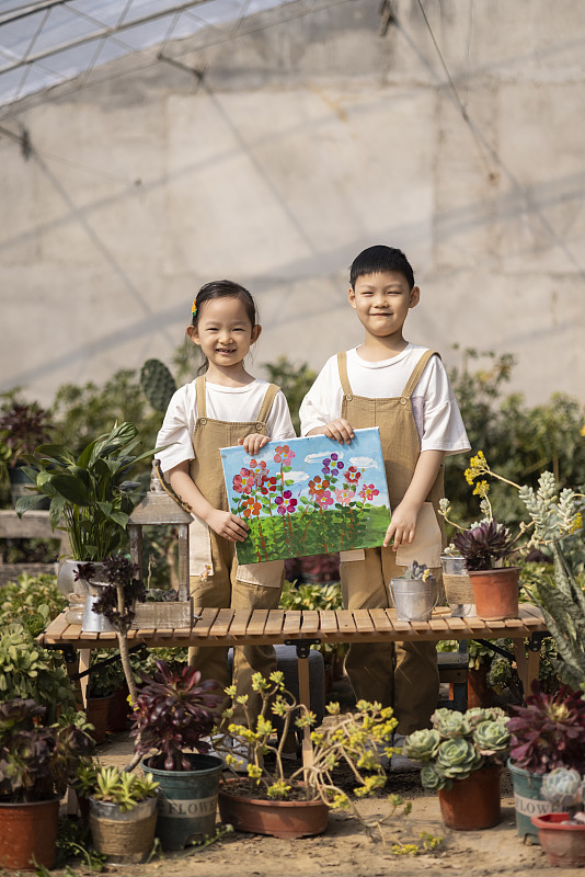 两个孩子在花园画画图片下载