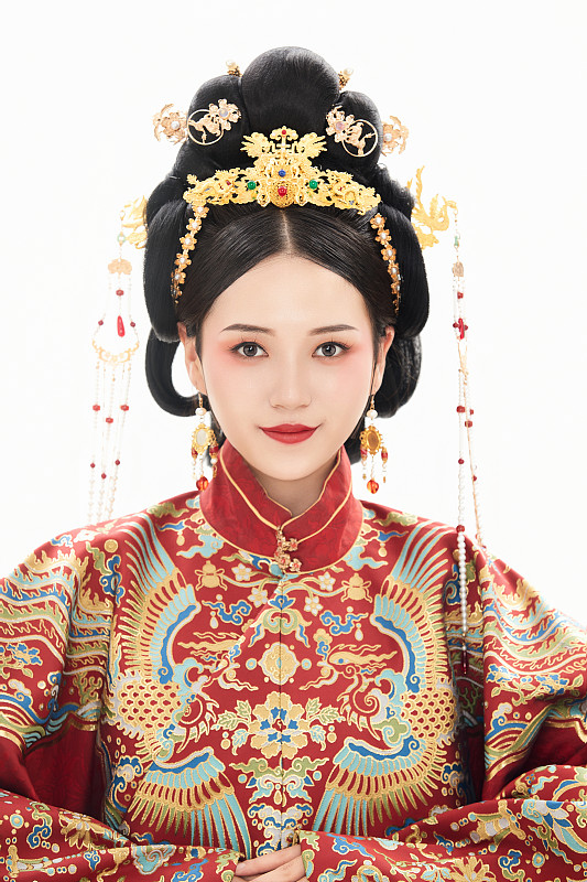 白色背景下穿着中国明朝明制汉服服饰的少女图片下载