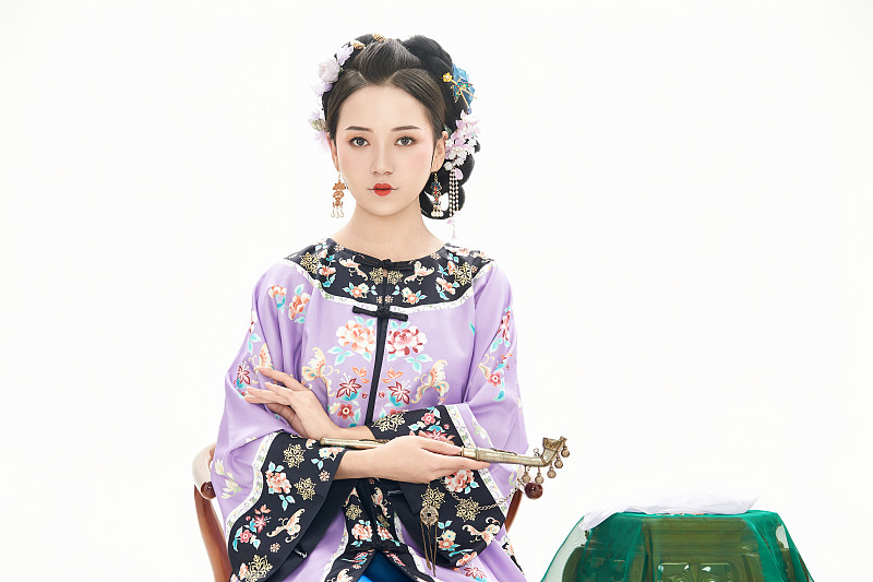 白色背景下穿着中国清朝晚清服饰的少女图片下载