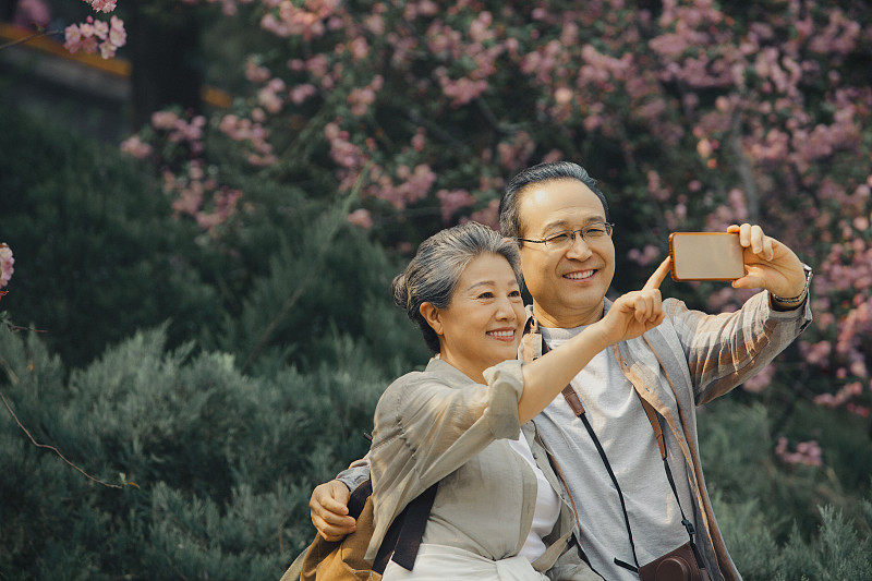 老年人City walk系列:老年夫妻在北京北海公园旅行自拍图片下载