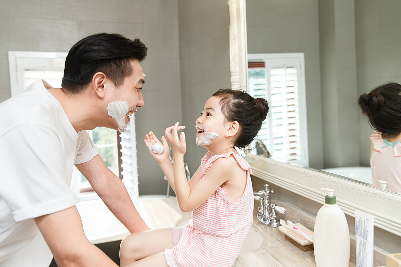 爸爸和女兒在衛生間玩耍圖片素材