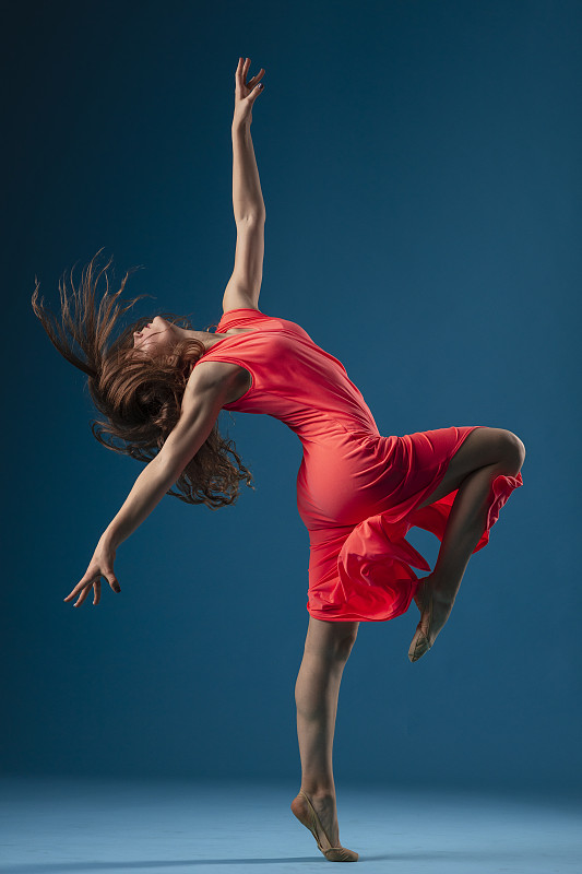 藍色背景下紅色裙子的舞者圖片素材