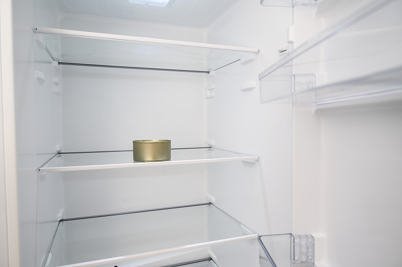 打開冰箱里的金槍魚罐頭。圖片素材