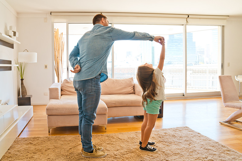 女兒在家和父親跳舞圖片素材