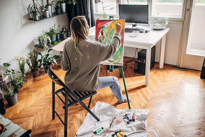 年輕女畫家在家作畫圖片素材