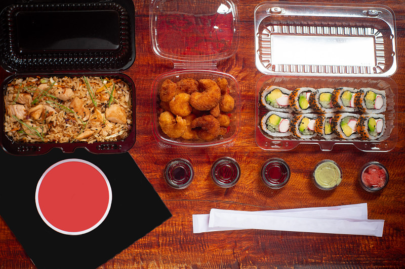 亞洲美食:加州壽司、炸蝦、炒飯、醬油、腌姜、芥末和棒子圖片素材