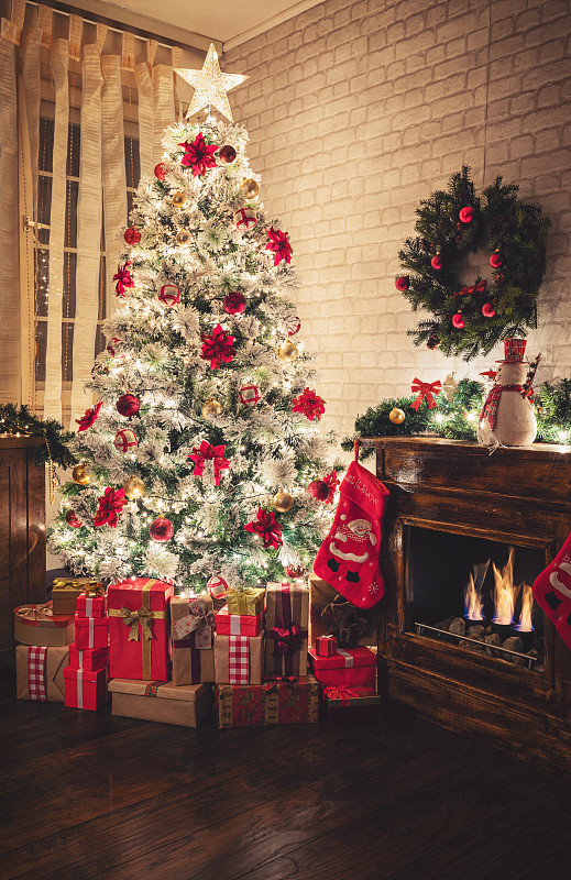 家里壁爐附近裝飾的圣誕樹圖片素材