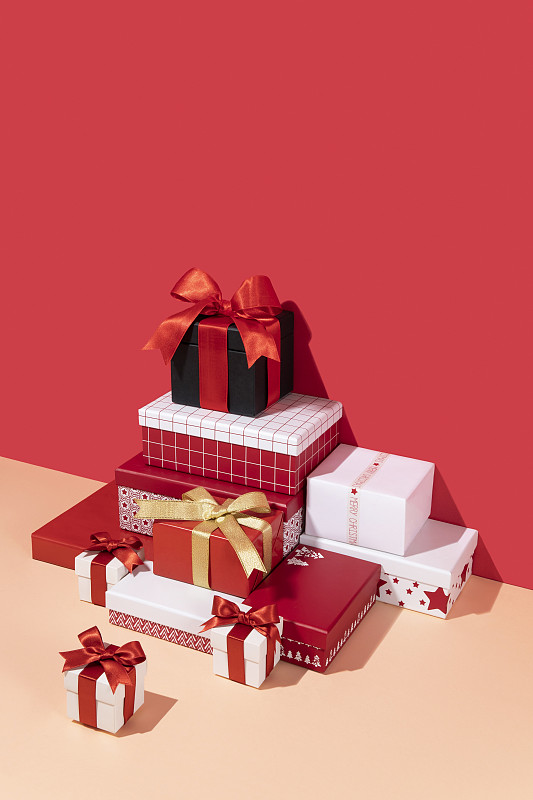 紅色背景的圣誕禮盒圖片素材