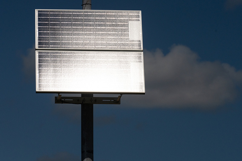太陽能電池板反射的太陽光攝影圖片