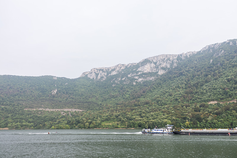 多瑙河和坦克船的全景。羅馬尼亞和塞爾維亞之間的邊界。攝影圖片
