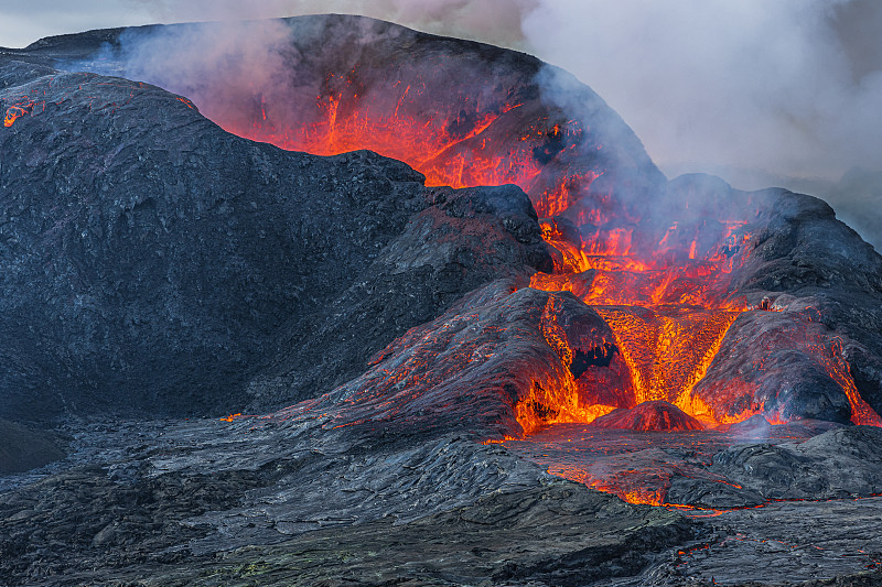 火山爆發后開口的火山口圖片下載