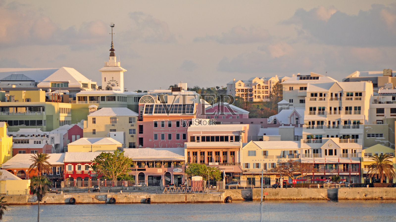汉密尔顿,百慕大……海滨和前街的日落。照片摄影图片