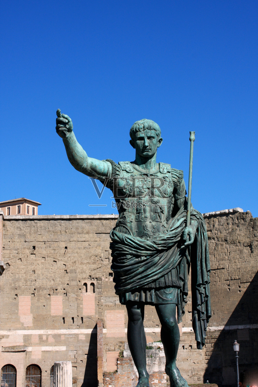 意大利罗马的朱利叶斯·凯撒·奥古斯都雕像照片摄影图片